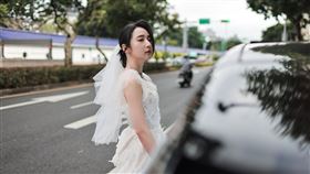 婚內失戀系列電視電影《慶祝》李沐在拍婚紗前發現有緊急工作事務，只好中途下車。（圖／寬想國際娛樂提供）