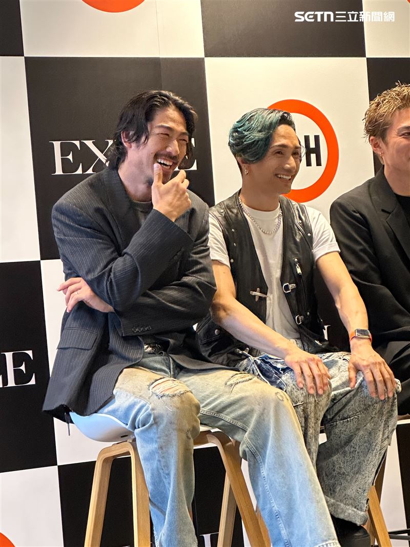 AKIRA留長髮蓄鬍,撞臉巨星基努李維。(圖/記者林汝珊攝影)