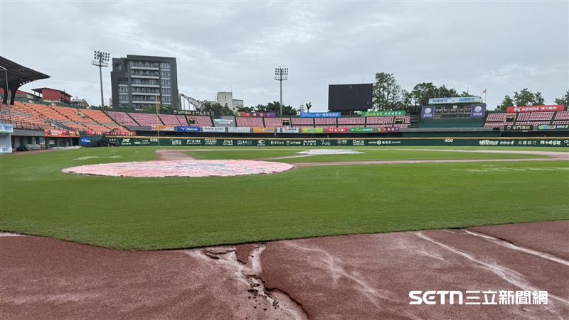 台南棒球場因雨延賽。(圖/記者黃耿誼攝影)