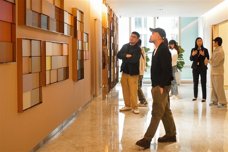 科定三大建材系列擴新上市,吸引設計師親臨展示空間選材。(圖 / 科定企業)