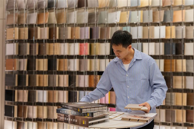 設計師透過型錄與樣板自由選材,直觀體驗科定新品整合牆面、櫃體與地板的系統佈局。(圖 / 科定企業)