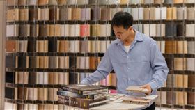 ▲科定三大建材系列擴新上市，吸引設計師親臨展示空間選材。(圖 / 科定企業)