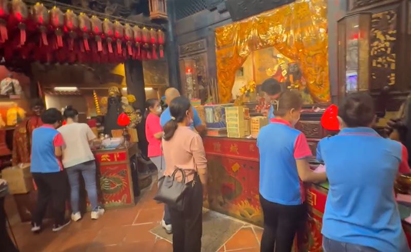 因人力吃緊,廟方只能宣導民眾盡量在白天參拜。(圖/翻攝畫面)