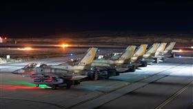 ▲以色列軍方公布夜襲德黑蘭戰機起降畫面。（圖／以色列國防部提供）