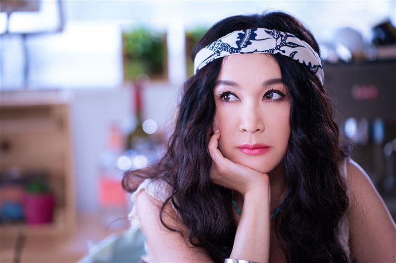 溫碧霞在戲中與禾浩辰談姐弟戀。（圖／華映提供）