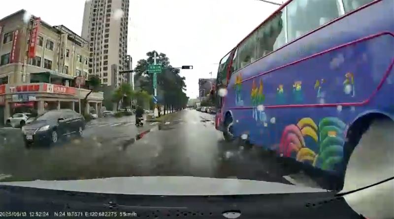 遊覽車突左轉致後方的轎車閃避不及撞上。（圖／翻攝畫面）