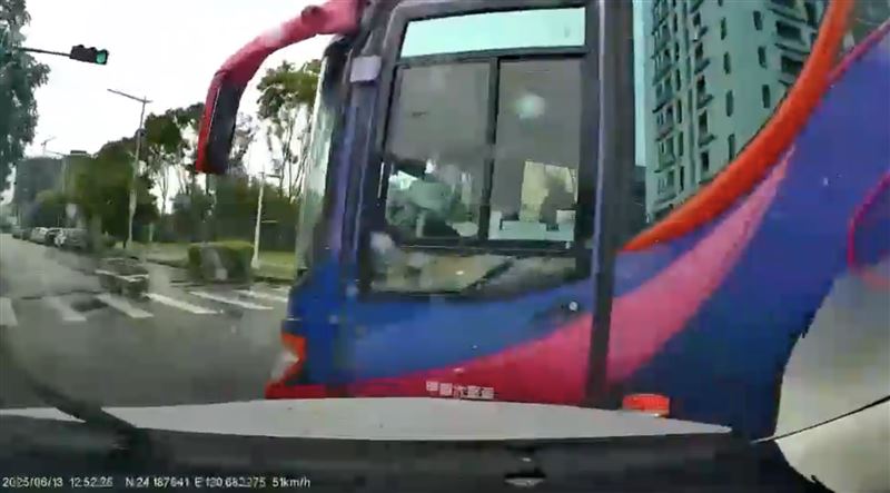 遊覽車駕駛張男欲左轉突然「鬼切」，導致後方車輛煞不住追撞上。（圖／翻攝畫面）