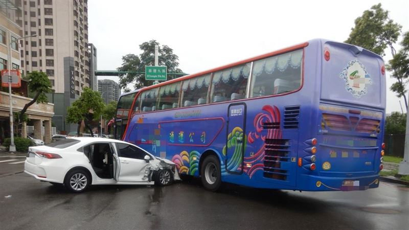 撞擊瞬間曝!遊覽車「鬼切」害轎車追撞上