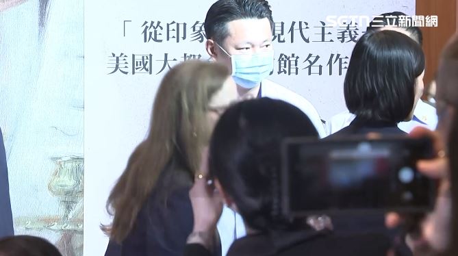 賴清德出席「美國大都會博物館名作展」，進場時與馬英九女兒馬唯中（右1短髮）寒暄。（圖／翻攝畫面）