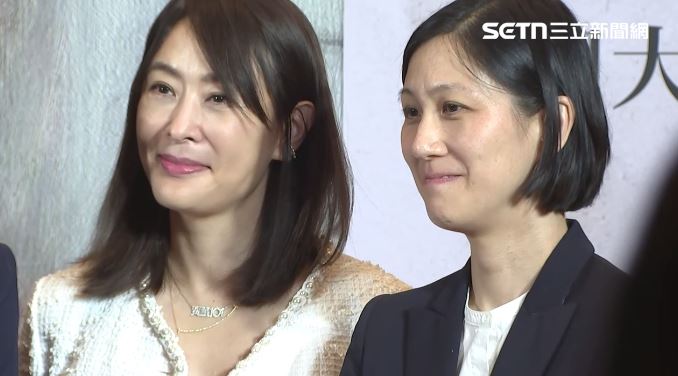 「美國大都會博物館名作展」開幕，101董事長賈永婕就站在馬唯中旁邊。（圖／翻攝畫面）