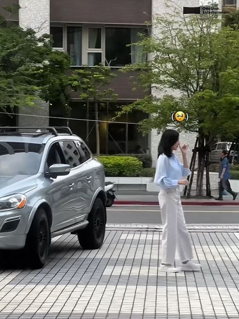 老公的車子離開之後，楊謹華落寞的身影。（圖／翻攝自IG）