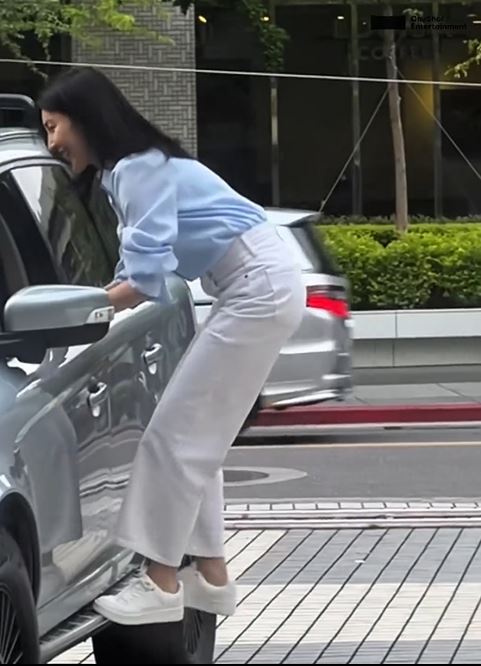 楊謹華直接踩上車子，捨不得讓老公離開。（圖／翻攝自IG）