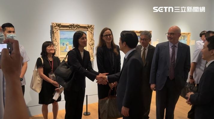 結束「美國大都會博物館名作展」開幕記者會，賴清德離去時與馬唯中握手，馬雙手握著賴的手喊「謝謝總統」。（圖／翻攝畫面）