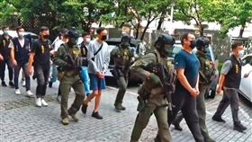  竹聯幫東堂大哥李振豪（藍衣者）涉嫌販賣82豬仔至柬埔寨。（資料照）