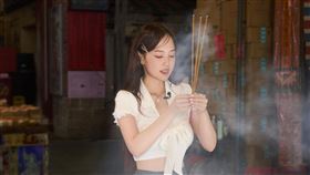 ANGIE安吉為求桃花，特別去霞海城隍廟。（圖／索尼音樂提供）