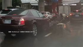 天雨路滑！騎到標線上自摔　機車撞瑪莎拉蒂