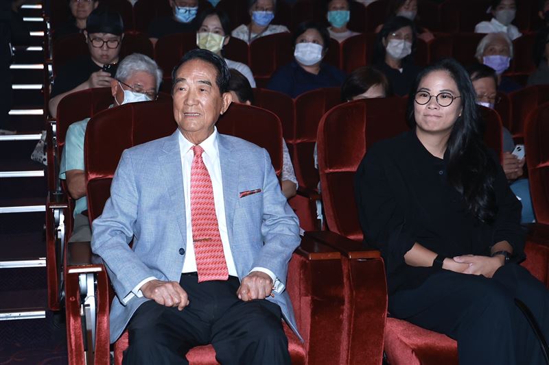 蔡琴舉辦「不要告別」演唱會,宋楚瑜前來力挺。(圖/記者鄭孟晃攝影)
