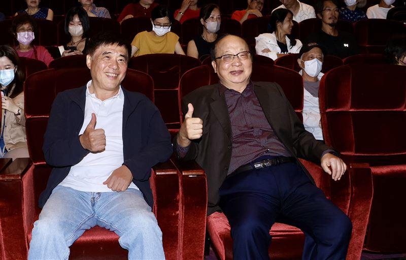 蔡琴舉辦「不要告別」演唱會,郝龍斌(左)與胡自強前來力挺。(圖/記者鄭孟晃攝影)