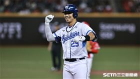 ▲中職36年例行賽，富邦悍將中外野手申皓瑋敲出逆轉比數安打，送回林澤彬、周佳樂。（圖／記者劉彥池攝影）