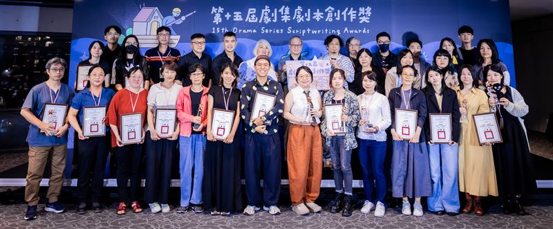 15屆「劇集劇本創作獎」短集數首獎得獎者與頒獎者合照。（圖／文化部影視及流行音樂產業局提供）