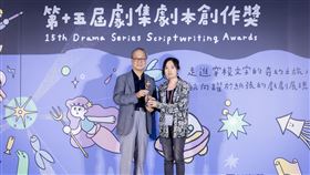 15屆「劇集劇本創作獎」短集數首獎得獎者與頒獎者合照。（圖／文化部影視及流行音樂產業局提供）