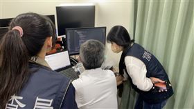 ▲網球教練郭紀彬委由工程師葉栢蒼以爬蟲程式破解系統，大量租借公有場地，調查局人員查相關程式、電腦設備等。（圖／翻攝畫面）