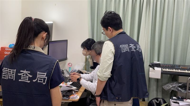 網球教練郭紀彬委由工程師葉栢蒼以爬蟲程式破解系統,大量租借公有場地,調查局人員查扣相關程式、電腦設備等。(圖/翻攝畫面)