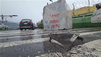 騎士嚇跑！大車過彎25噸大理石砸落滾地