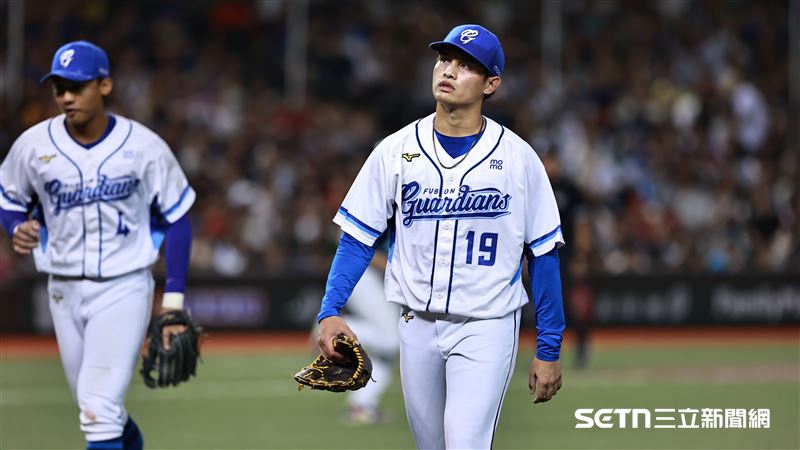 富邦悍將後援投手張奕9局上出現失誤掉2分。(圖/記者劉彥池攝影)