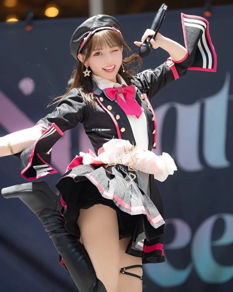大森莉緒在新宿表演的照片,被網友譽為「又一張奇蹟照」。(圖/翻攝IG@rio.ohmori)