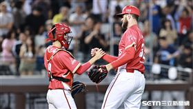 ▲中職36年例行賽，味全龍洋投艾璞樂守住1分領先和捕手林辰勳握手。（圖／記者劉彥池攝影）