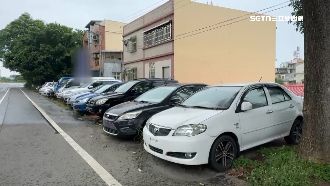 獨／賣車另類行銷？擺30車占據道路