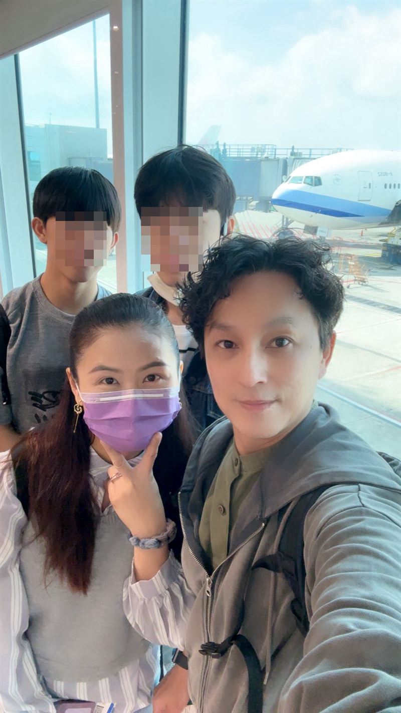 狄志為(前排右)道出機組人員家屬心聲。(圖/翻攝自狄志為臉書)
