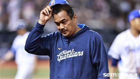 ▲中職36年例行賽，富邦悍將2：3遭味全龍逆轉，總教練陳金鋒賽後落寞。（圖／記者劉彥池攝影）