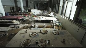 印度航空班機衝進醫院區，機身殘骸四散，餐廳大樓內便有機尾碎片。（圖／美聯社／達志影像）

