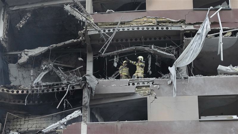 以色列猛烈轟炸,伊朗消防人員在德黑蘭北部一處住宅區爆炸現場作業。(圖/美聯社/達志影像)