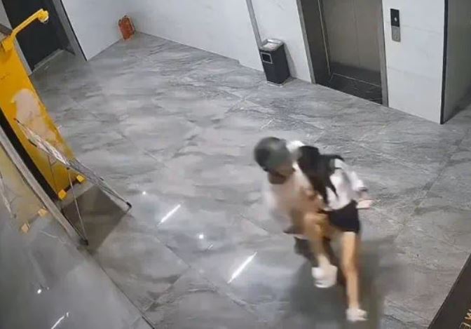 女子獨自步入電梯區時,遭到陌生男子突襲,19秒監控畫面曝光全網暴怒!(圖/翻攝自微博)