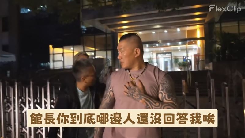 館長吃完上海宮宴後,在餐廳外與大批中國粉絲合照,沒想到又遭一名男子鬧場。(圖/翻攝自館長YouTube)