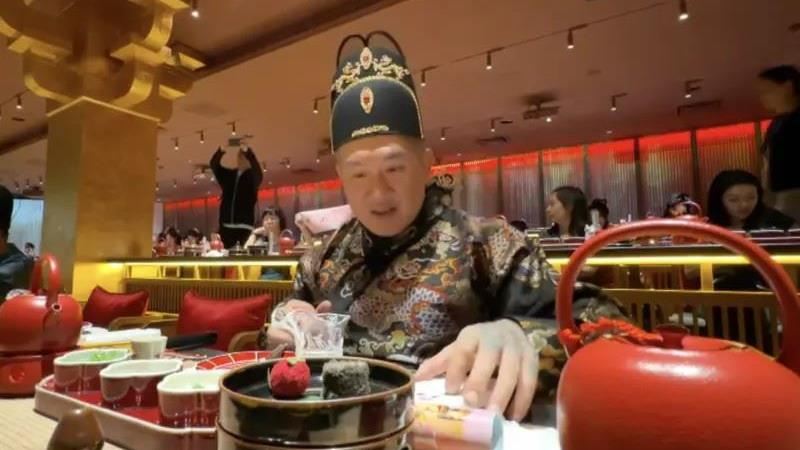 酸館長穿古裝吃宮廷宴　又酸台灣比不上