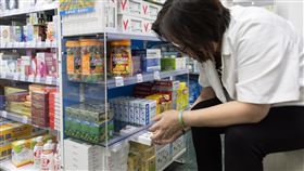 COVID-19升溫  快篩試劑增產（3）國內COVID-19疫情已連7週上升，衛生福利部表示，面對疫情再起，快篩試劑產能將逐步提升，每週估可供應逾60萬劑，最快1週內就能補足缺口。圖為台北市一間藥局貨架上盒裝快篩充足供應。中央社記者趙世勳攝  114年5月28日