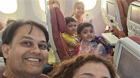一家5口滿懷希望要到英國展開新生活，不料卻搭上印度航空的死亡航班。　（圖／翻攝自X）