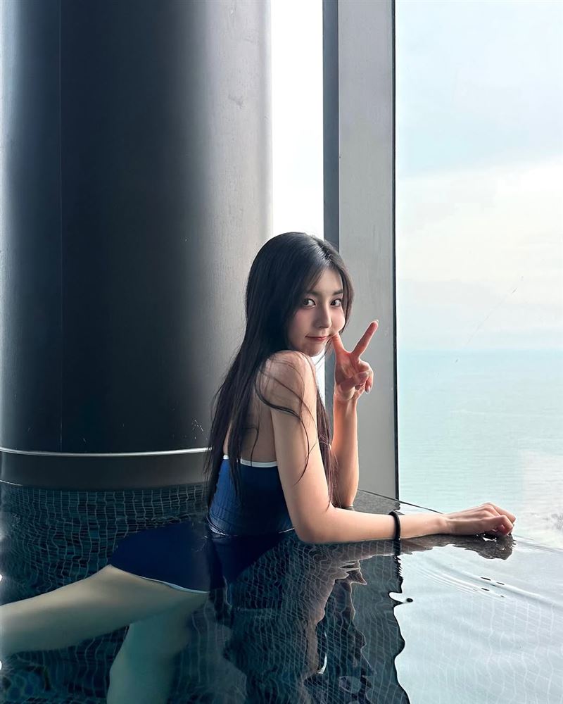睦那京身穿一襲深藍色連身泳衣大曬福利。(圖/翻攝自neck_na_a IG)