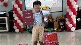 附幼陳姓畢業生除縣長獎外，還獨攬24份禮品。（圖／花嶼國小提供）