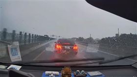 賓士轎車不斷急剎挑釁後車。（圖／翻攝自「爆料公社」臉書社團）