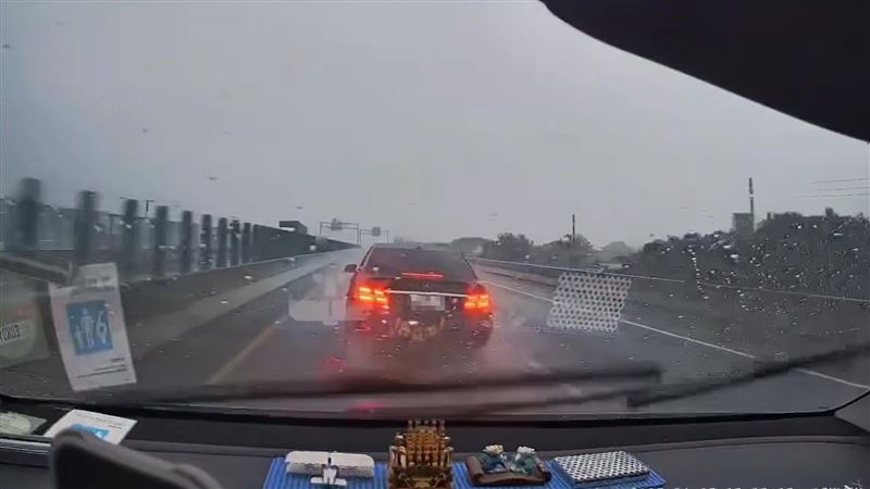 賓士車不斷挑釁後車,但後車不為所動,賓士車才悻然離去。(圖/翻攝《爆料公社》)