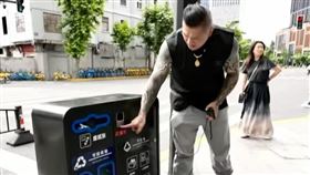 館長白天在上海街頭開直播時，不斷狂讚路上的垃圾桶設計太強。（圖／翻攝自Youtube）