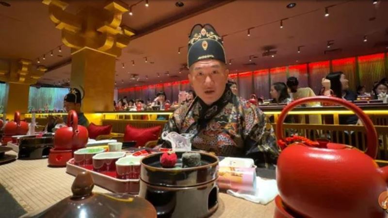 館長換古裝吃上海宮宴　網嚇喊：穿太監裝