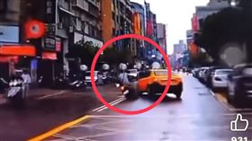 騎士直行時不慎遭左轉小黃給撞飛。（圖／翻攝畫面）