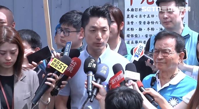 蔣萬安受訪時被民眾嗆大罷免大成功。(圖/翻攝畫面)