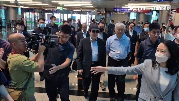 有媒體爆料稱，馬英九去年訪中國時，為了桌牌字體，失控掐前副執行長王光慈（右1）的脖子。圖為馬英九去年出發中國訪問時畫面（資料圖／翻攝畫面）